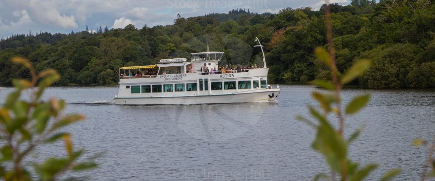 People enjoying a summer day cruising loch lomond on the Astina cruise boat